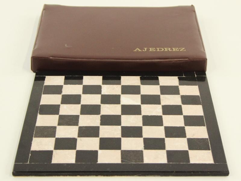 Schaakset in Spaanse stijl met een marmeren schaakbord