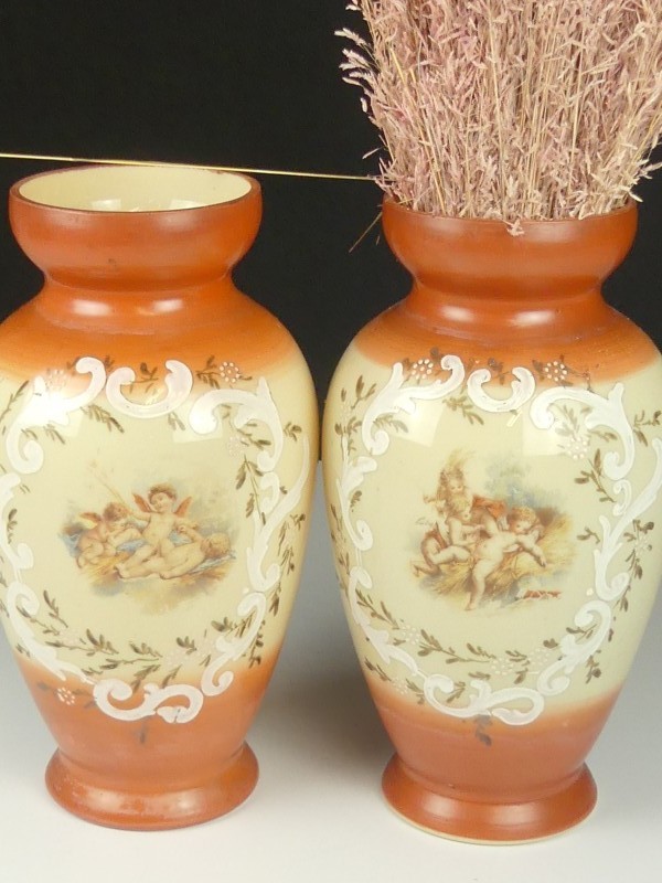 Duo Handbeschilderde opaline vazen