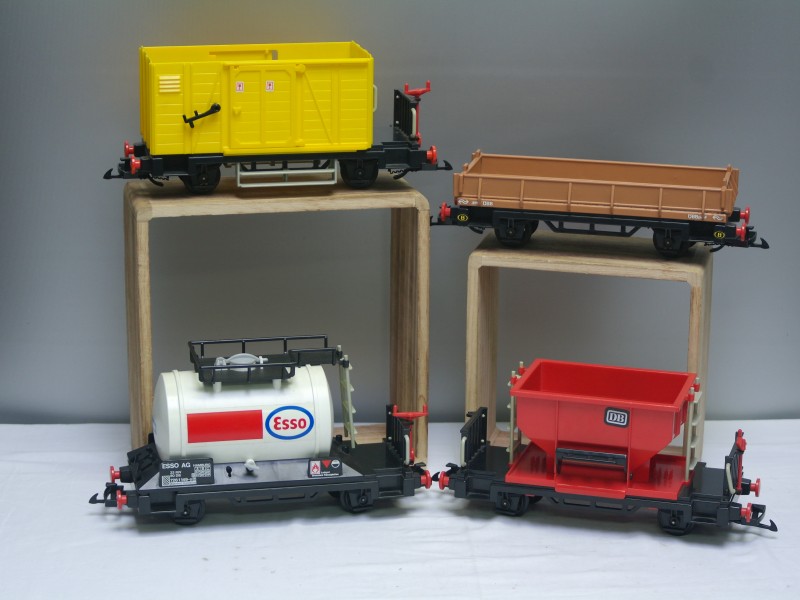 Vier wagonwagens "Playmobil" (Art. 767 B)
