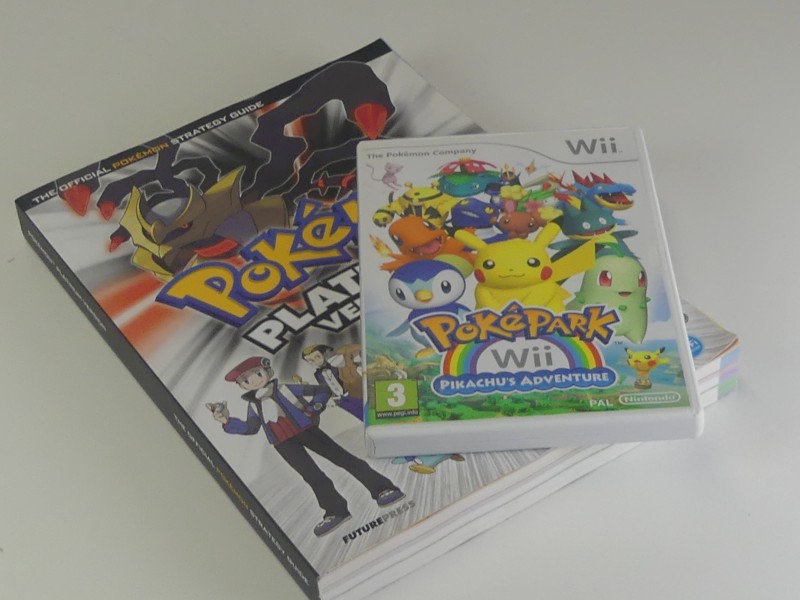 Pokémon strategy Guide + Wii Poképark Pikachu's Adventure spel