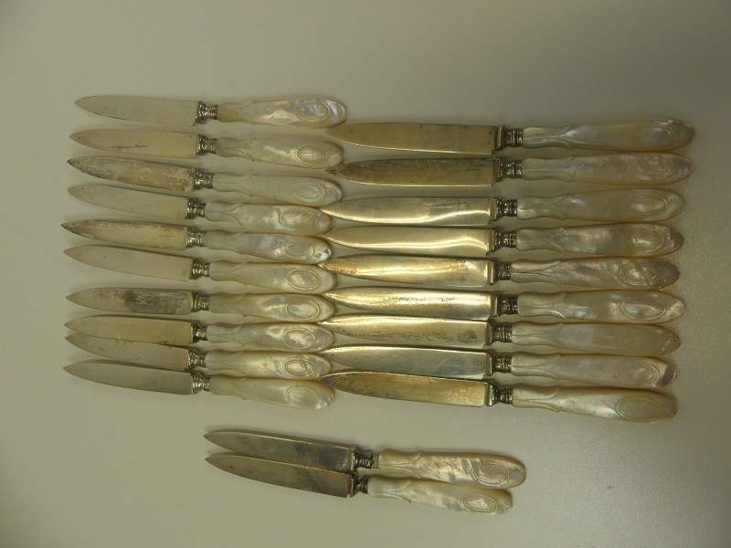 21 oude messen met parelmoer handgreep