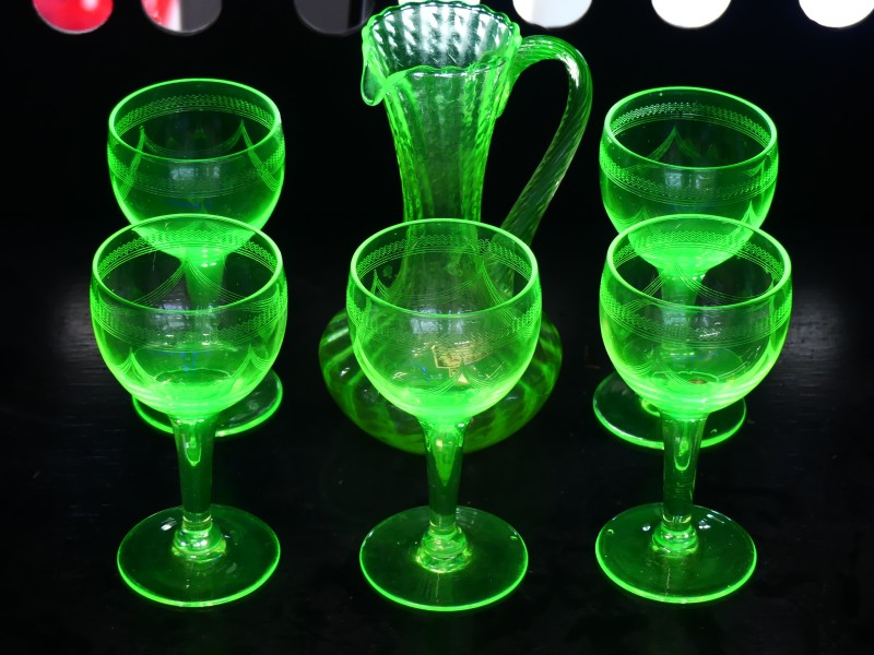 Art-Deco uranium glaasjes met decanter