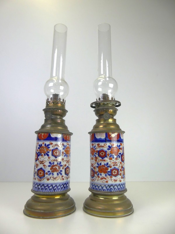 2 antieke petroleumlampen met Imari-stijl porselein