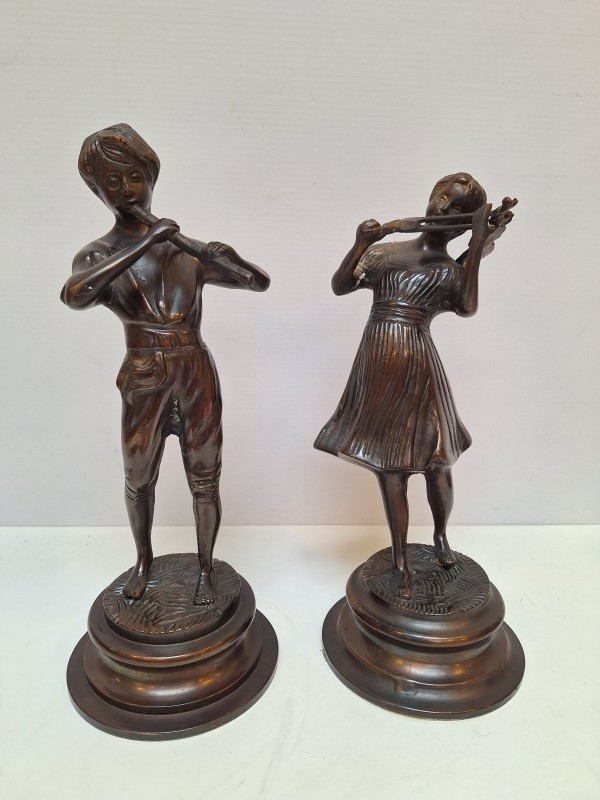Koppel bronzen beelden van een musicerende jongen en meisje