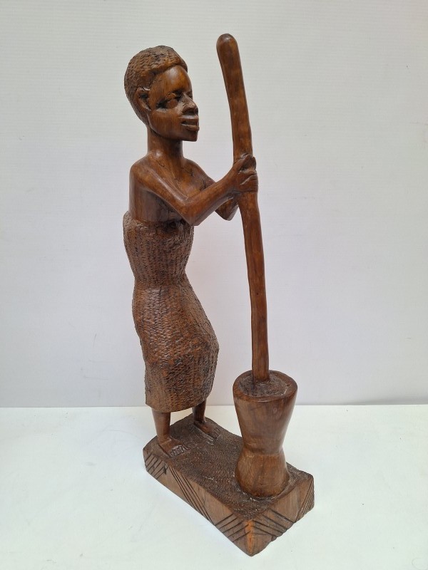 Afrikaans houten beeld van een vrouw die maniok stampt
