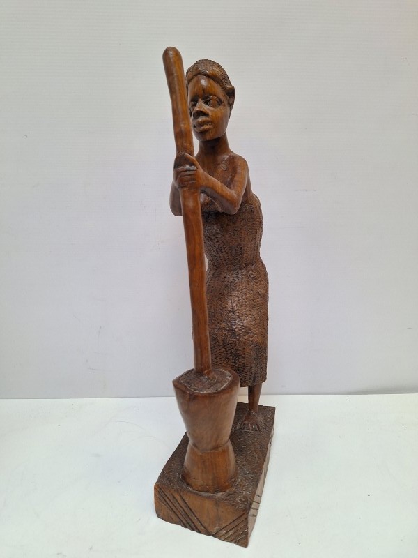 Afrikaans houten beeld van een vrouw die maniok stampt