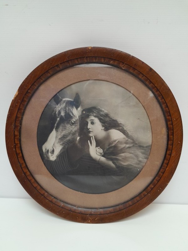 Artistieke antieke foto van vrouw met paard