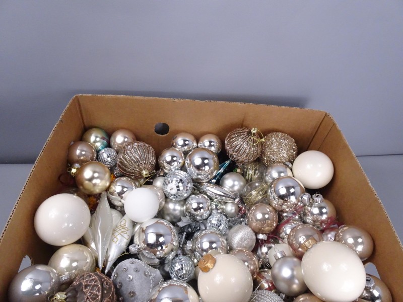 Lot wit, grijs en zwart kerstballen