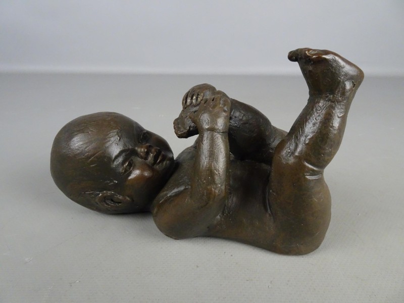 Bronzen baby beeld