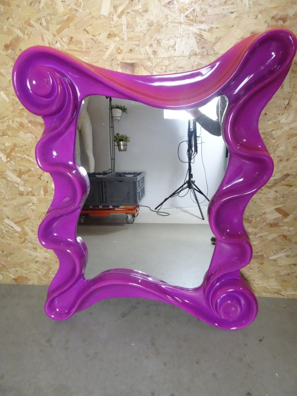 Grote magenta design spiegel H 128 cm