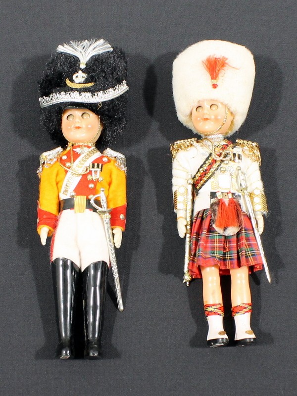 Vintage poppen in Britse uniformen