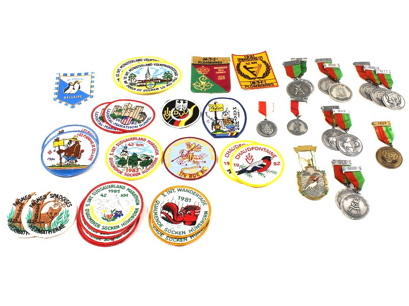 Lot vintage medailles en badges
