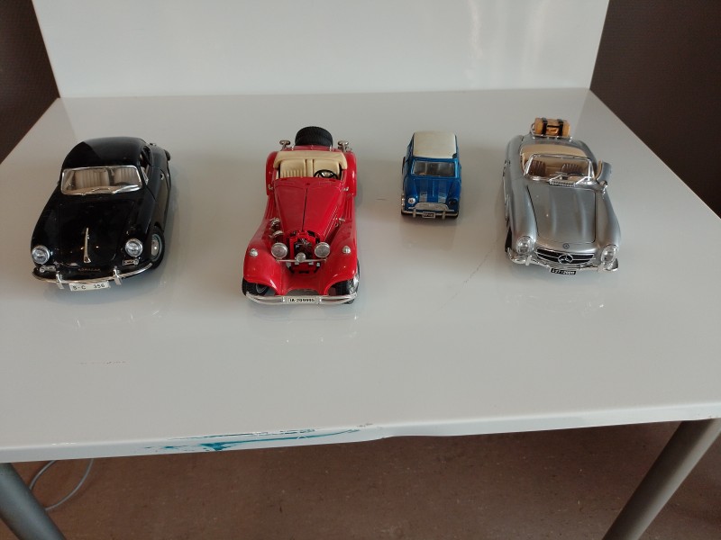Set van vier miniatuurwagentjes