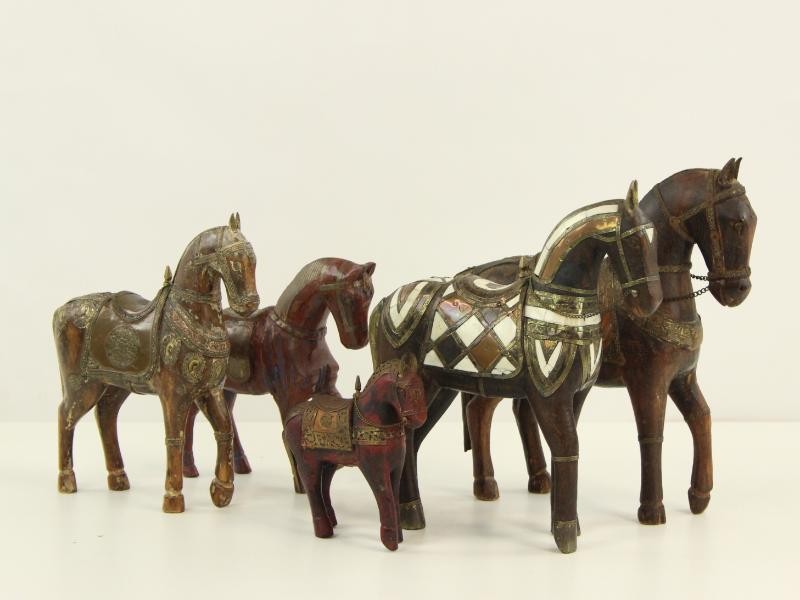 Reeks van 5 antieke houten paarden in verschillende maten