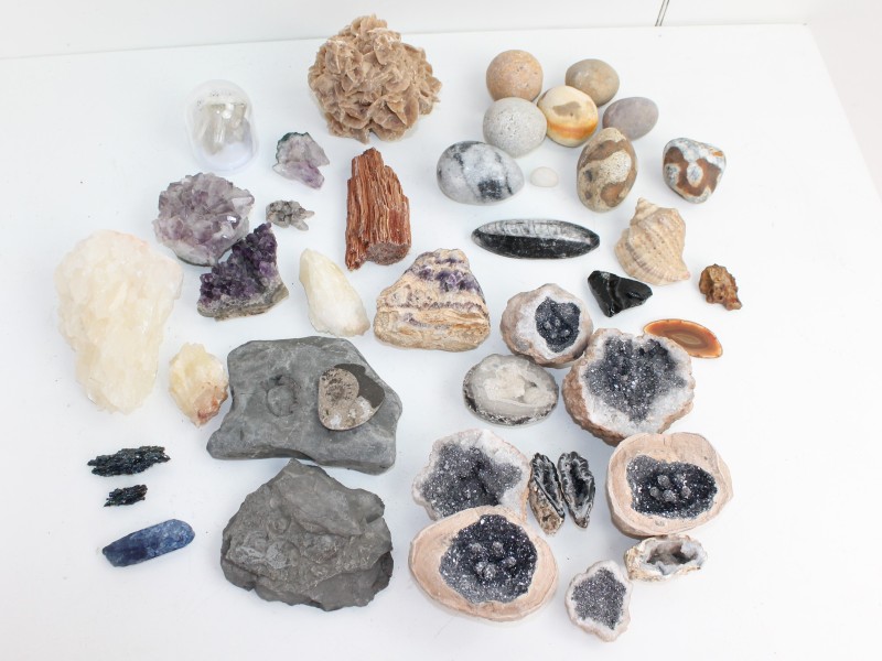 Collectie stenen, geodes, amethist, woestijnroos, kwarts, fosiel