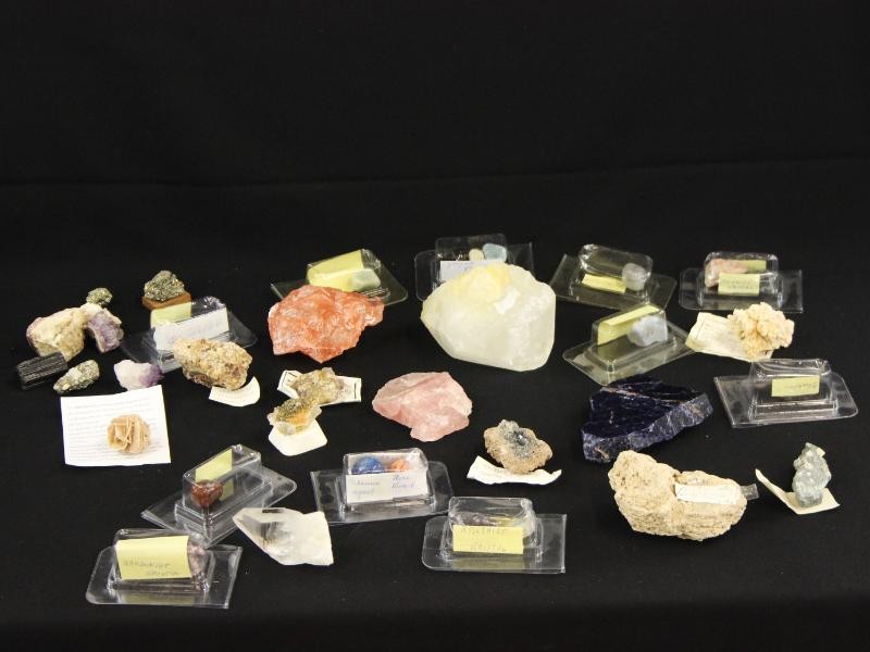 Groot lot van sierstenen, kristallen en mineralen - 34 stuks