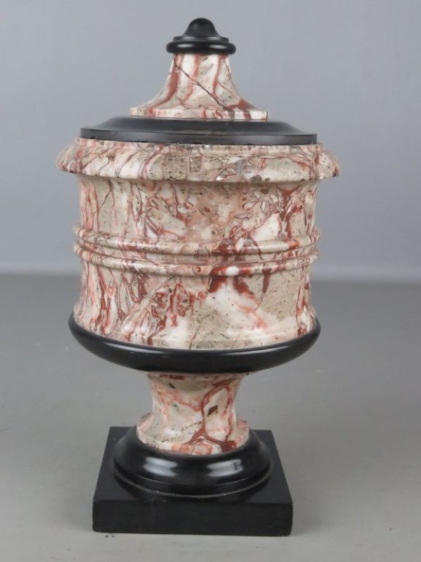 Marmeren vaas met deksel en stenen voet