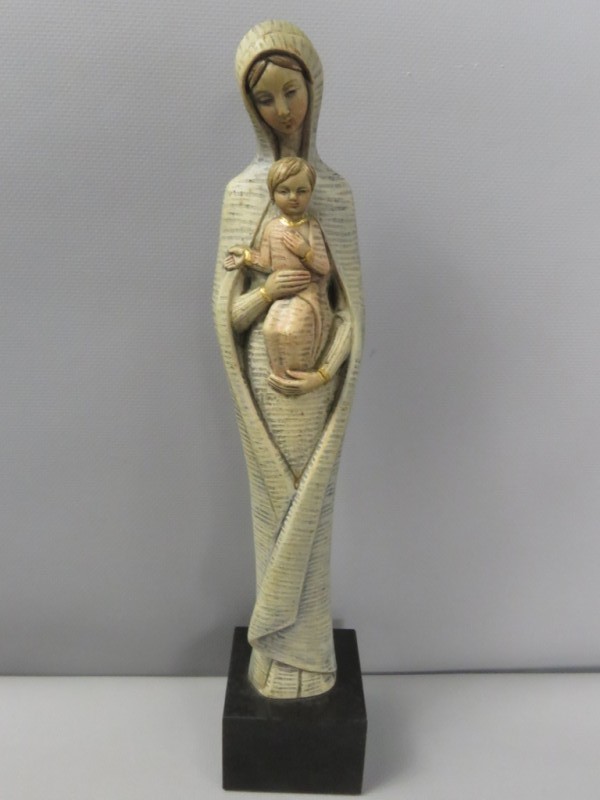 Beeld moeder Maria met kind