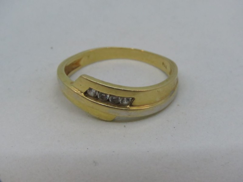 Gouden ring met zirkonen