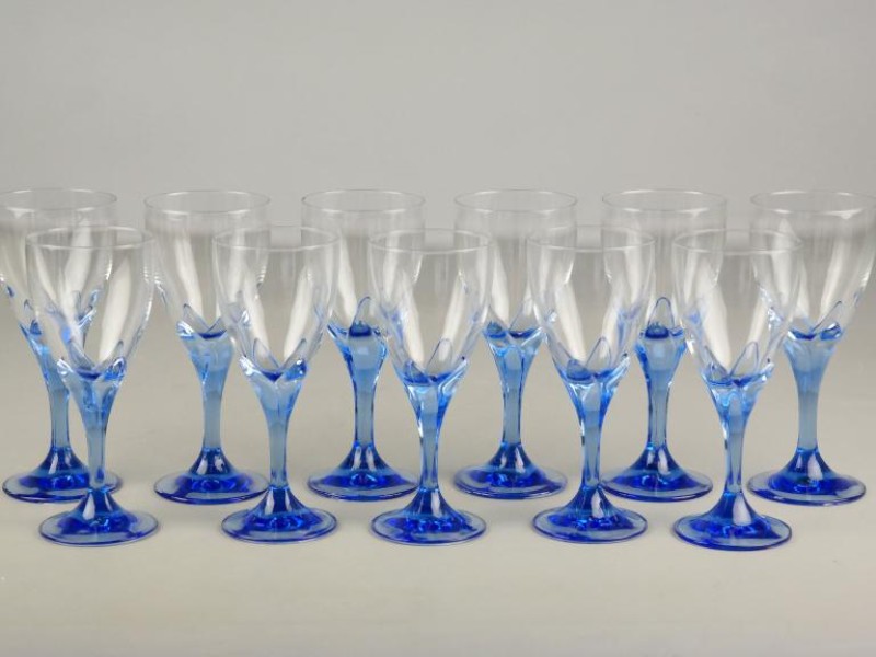 11 glazen met blauwe voet