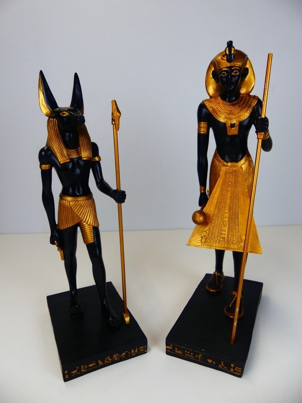 2 houten beelden Egypte Toetanchamon & Anubis