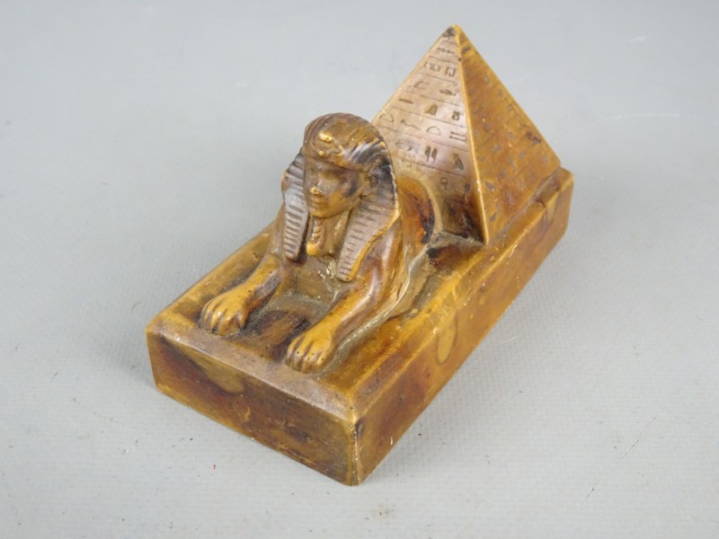 Beeld pyramide met Sphinx