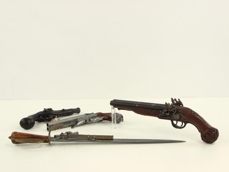 Set van 4 decoratieve duelleer pistolen