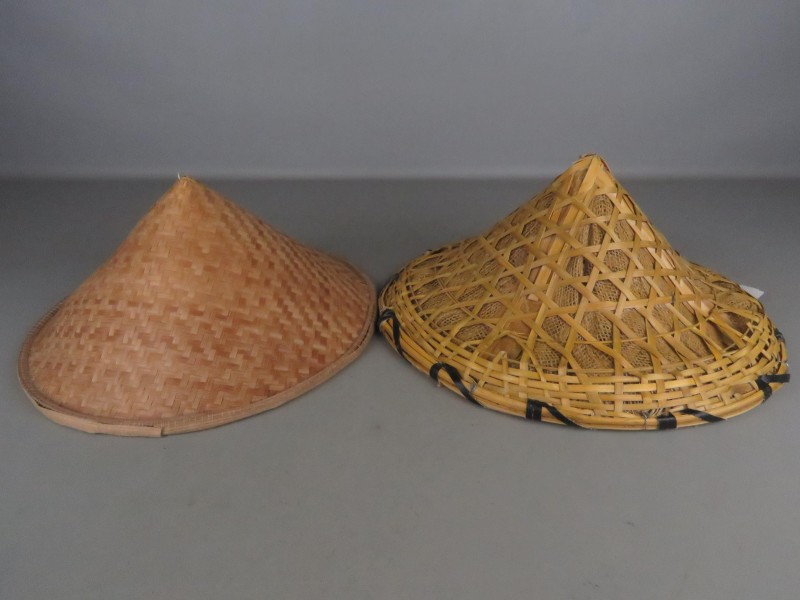 2 geweven bamboe hoeden