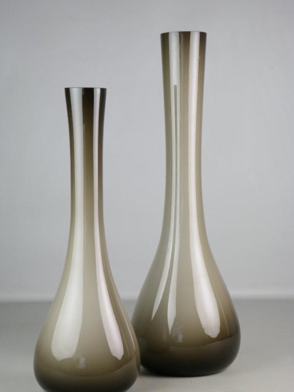 2 beige grote glazen vazen