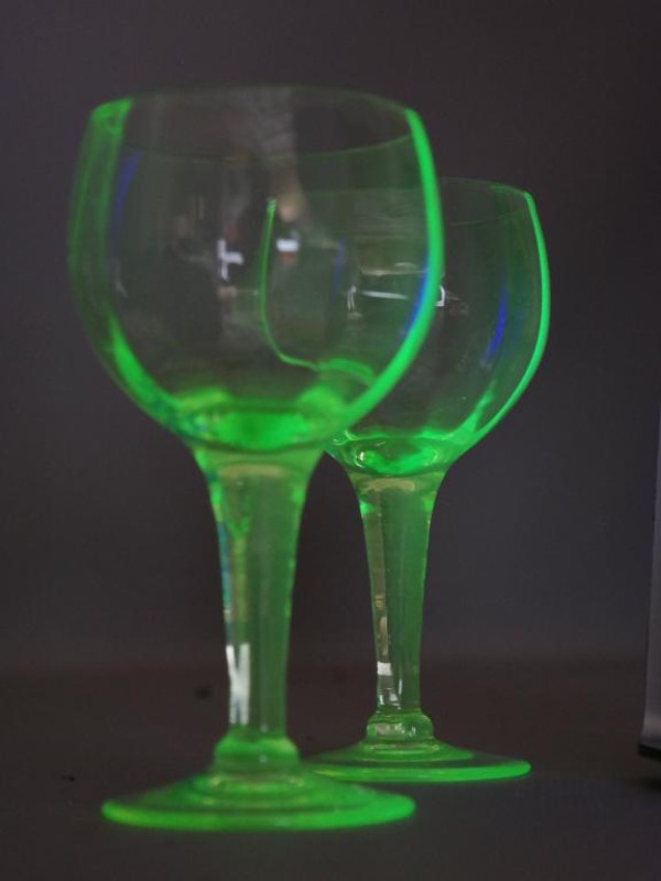 Twee uranium glas wittewijn glazen.