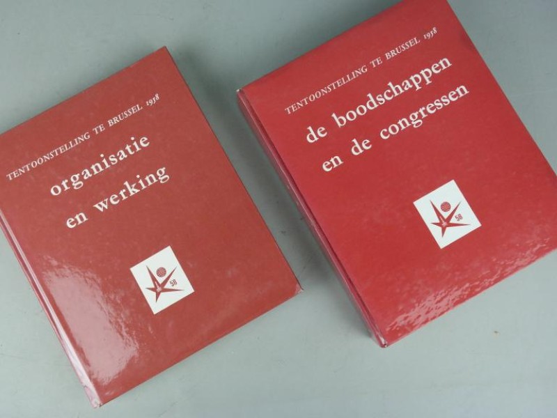 Twee van acht boeken over de wereldtentoonstelling in Brussel 1958