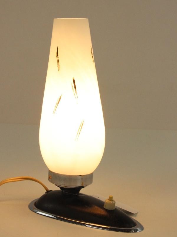 Vintage nachtlampje met melkglas en subtiel goudkleurig design