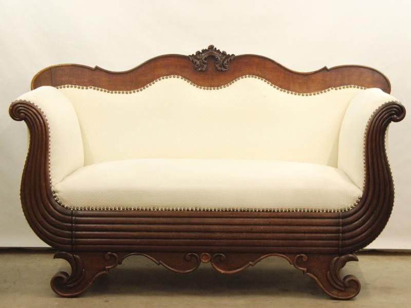 Antieke wit beklede sofa in de stijl van Biedermeier
