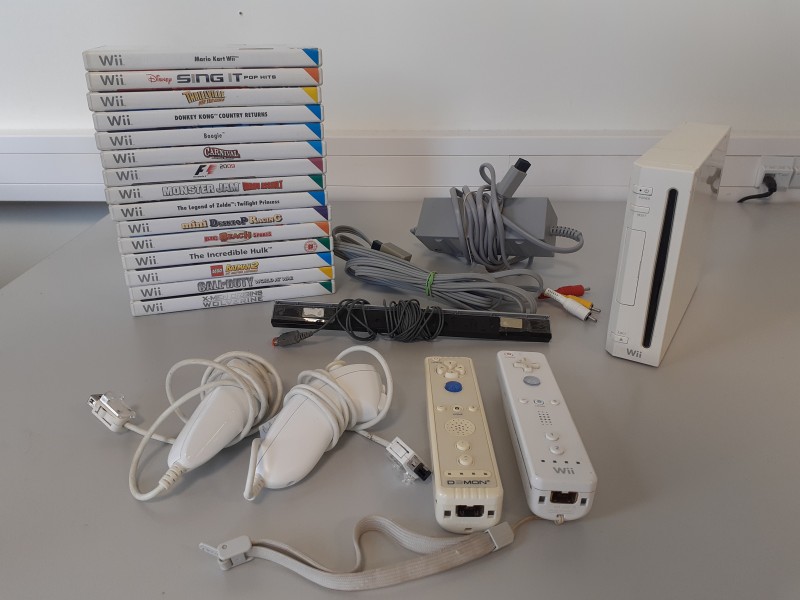 Nintendo Wii console + 2 controllers + 2 nunchuks + 15 games