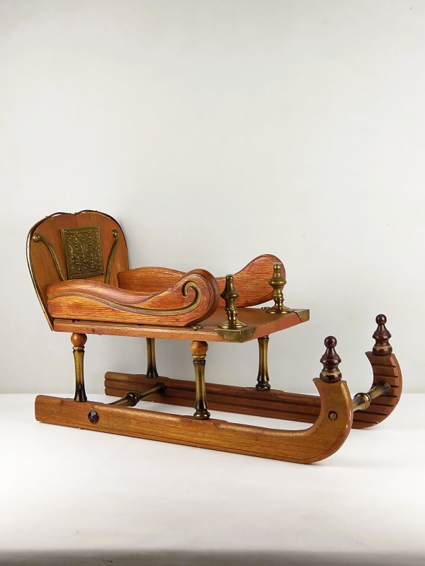 Antieke houten miniatuurslee met messing details – decoratief verzamelobject