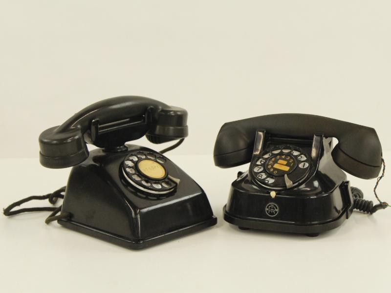 Duo vintage lot van bakelieten telefoons