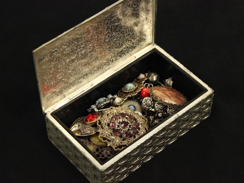 12 Vintage, zilverkleurige broches