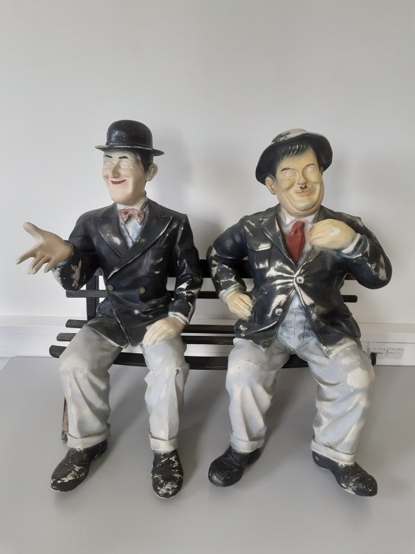 Laurel en Hardy beelden op bankje