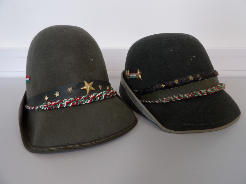 2 Alpenhoedjes "Cappelo da Alpino" (Italiaans leger)
