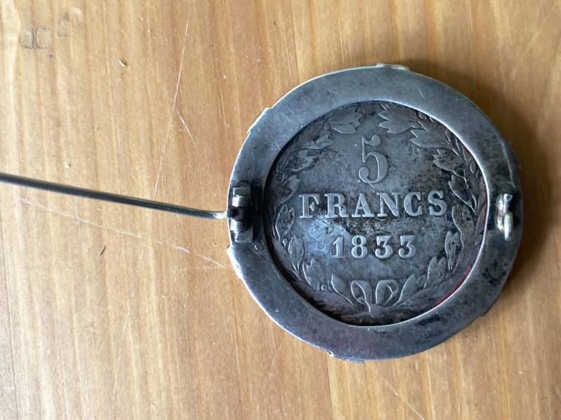 Vintage broche met Franse 5-francmunt uit 1833