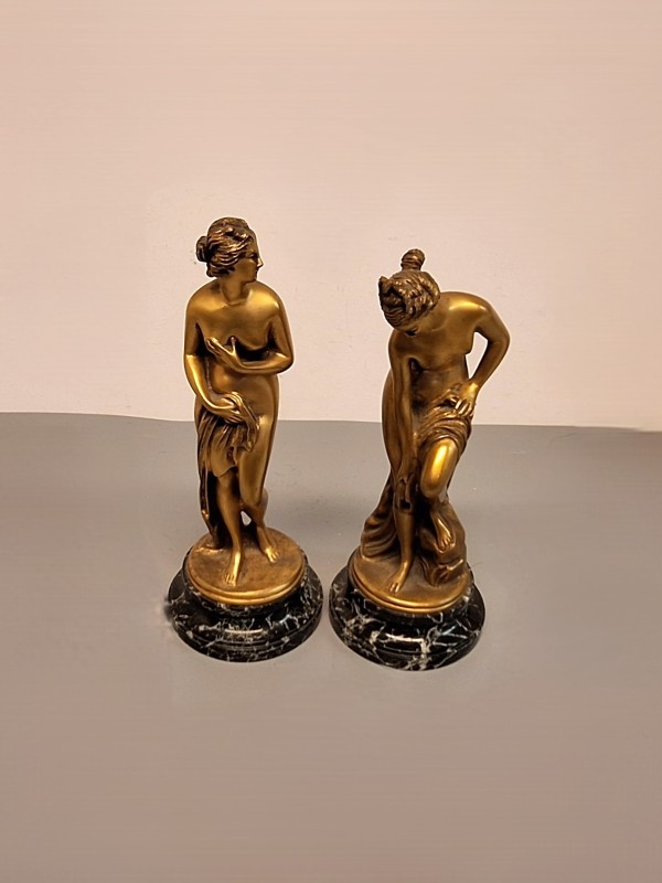 2 koperen beelden op marmer