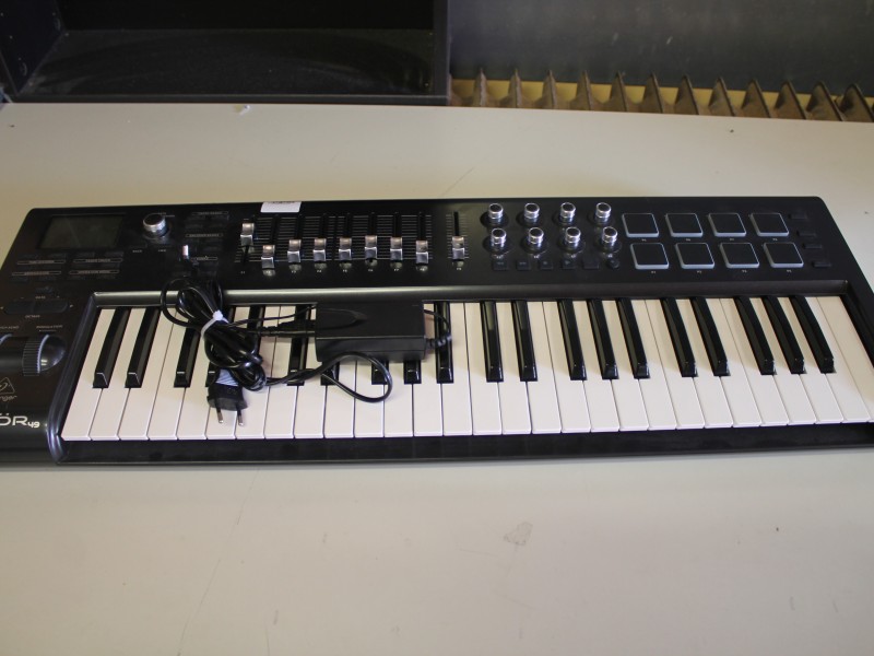 49-sleutel USB/MIDI Master Controller Keyboard met gemotoriseerde faders en aanraakgevoelige pads "Behringer Motor" (Art. 2355)