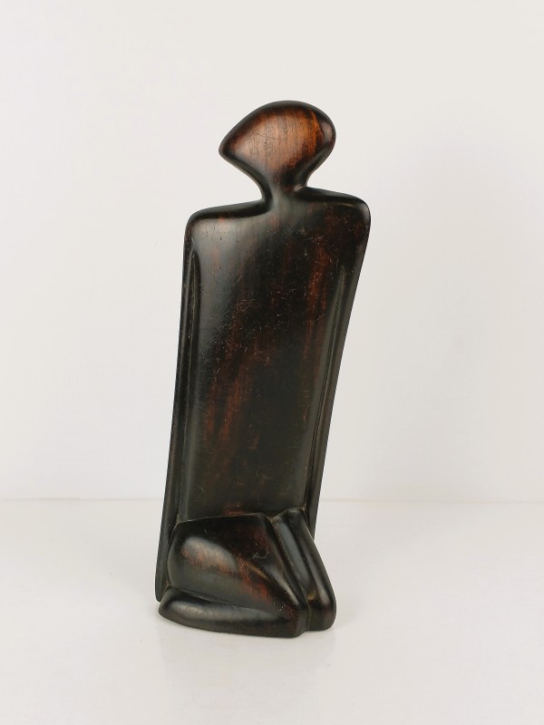 Moderne abstracte houten sculptuur – knielende figuur