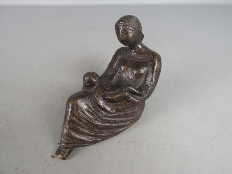 Beeld zittende vrouw en kind
