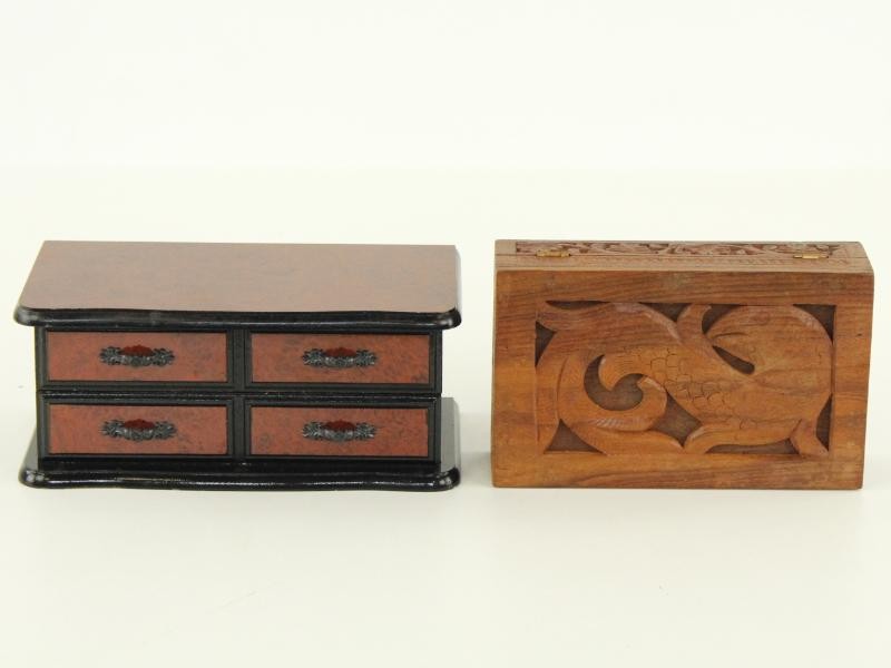 Lot van 2 decoratieve dozen met 12 paternosters en een gebedsmunt
