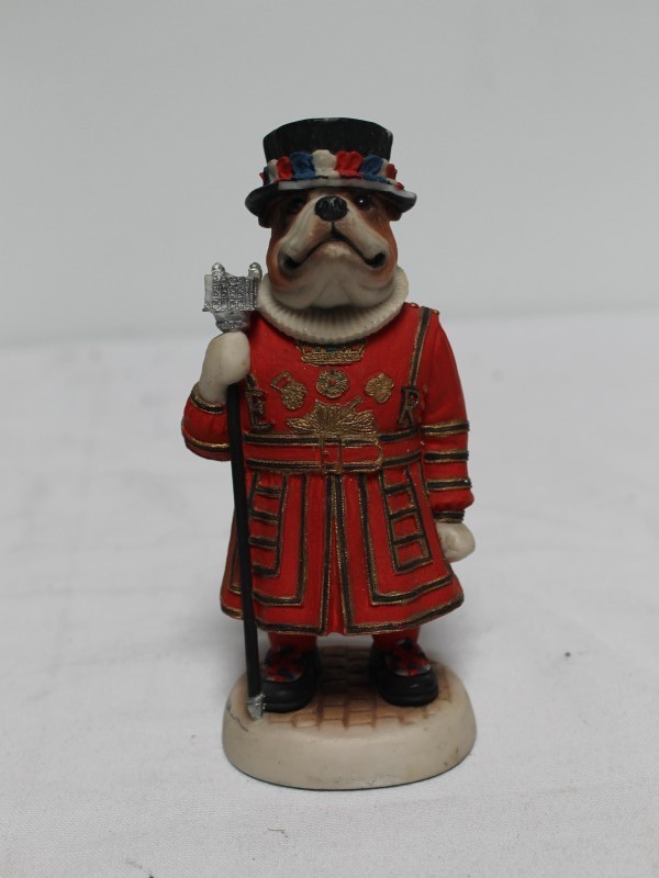 Beeldje: 'Doggie People' Beefeater (Art. 2638)