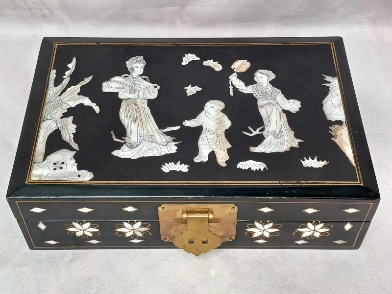 Elegant zwart sieradendoosje met inlegwerk van parelmoer