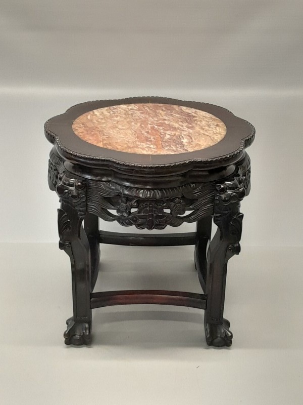 Gesculpteerd chinees houten bijzettafeltje met marmeren blad