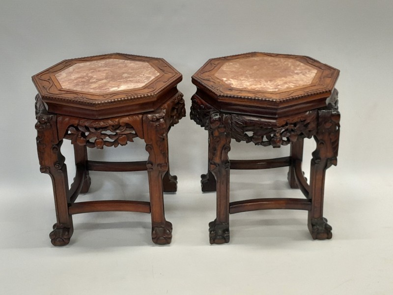 Set van antieke Chinese bijzettafels met mozaïek en marmeren blad