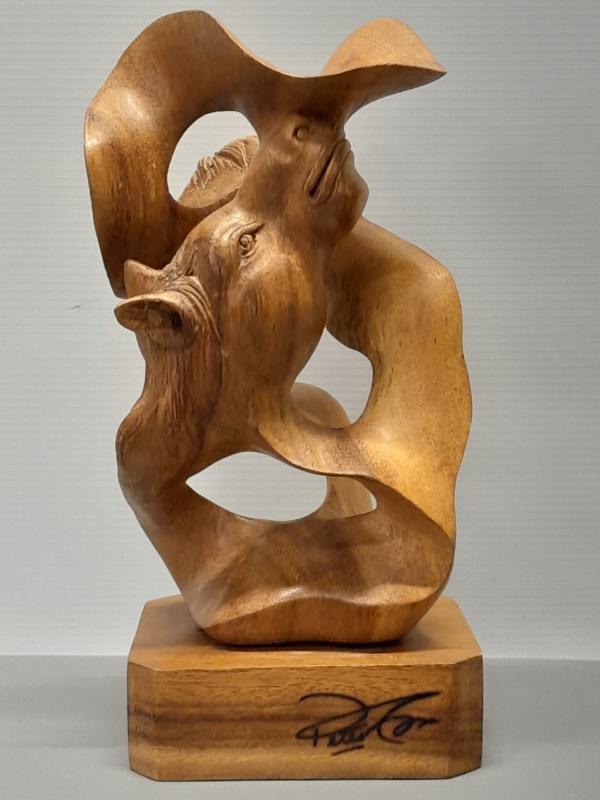 Originele Houten Sculptuur van Peter HT Tam – Abstracte vrouw en paard